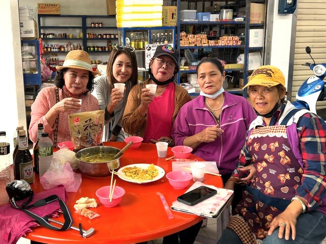 【台湾食べ歩きの旅 #11】阿美族の女性たちの宴に飛び入り参加させてもらう筆者（左から２番目）。なじみのない阿美族の言葉が耳に新鮮だ