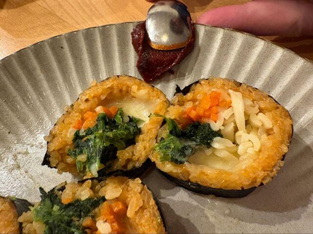 【ロピア 温めてのび〜るチーズキンパ】断面も華やか!オレンジ色のごはんとチーズのコントラストが食欲をそそります♪コチュジャンをつけてみた!