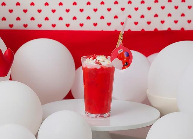 「ストロベリーヨーグルトスムージー」＜価格：税込1,190円＞【日本公開10周年「ベイマックス OH MY CAFE」オープン！心もカラダも癒されるメニューやグッズがいっぱい♪】