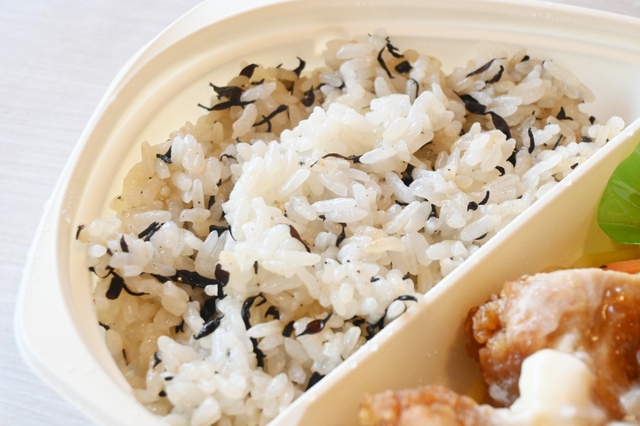 【ライフの冷凍弁当／チキン南蛮とひじきご飯】ひじきご飯がかなりおいしい…！
