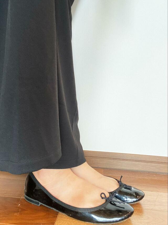 【aquagarage カットツイルジャンパースカート】肩紐を調節すれば、足首がすっぽり隠れるくらいのマキシ丈になります