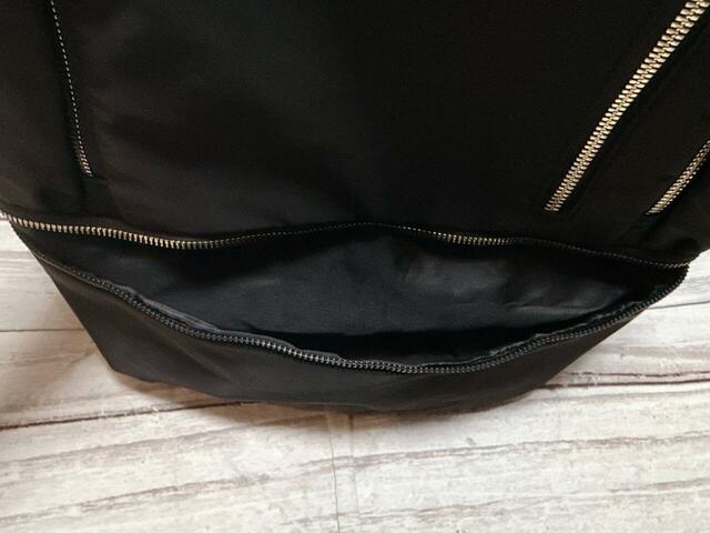 底部にもファスナーポケット付き