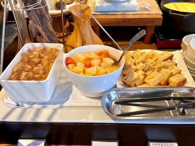 【ヴィラッツァ ドゥエ】デザートのコーナー。（左から）桃のジャスミンティーゼリー、フルーツカクテル、バナナとリンゴのヨーグルトケーキ