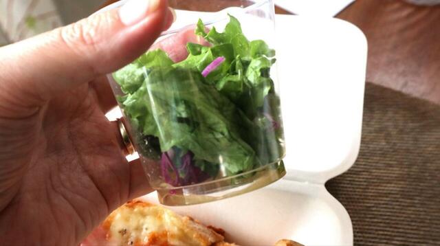 【上島珈琲店 3種チーズのクロックムッシュ (ミニサラダ付)セット 】ミニサラダはトースト系セットと同じものがカップ入り。ジュレ状ドレッシングでべちゃつきません