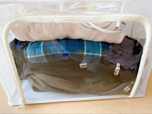【3COINS たためるメッシュ窓付き収納】1つ目のボックスにはリュックや毛布を収納！中身がひと目で分かります