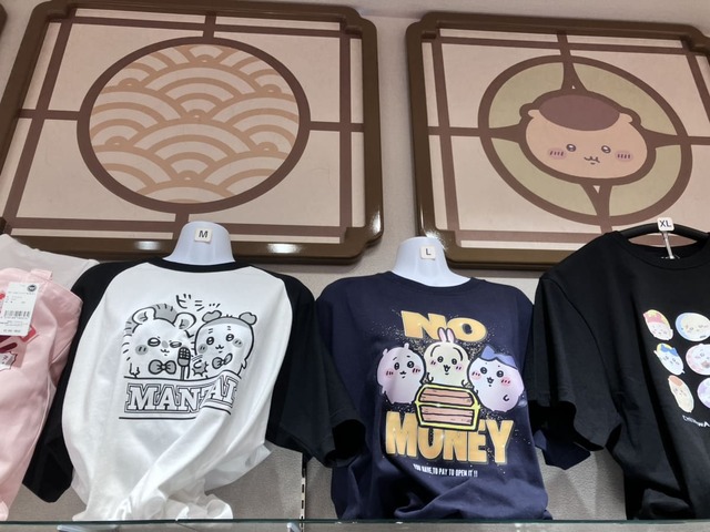 【ちいかわもぐもぐ本舗】Tシャツも充実