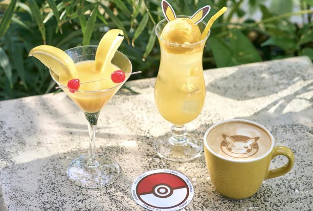 左から、「ピカチュウ フルーツモクテル」、「ピカ★パチ パッションフルーツエード」、「ピカチュウ アート・カフェ・ラテ」