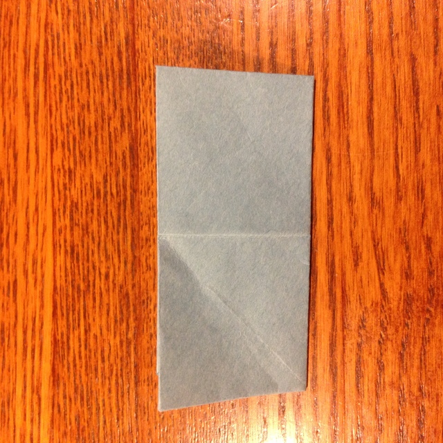 2）半分に折ります。