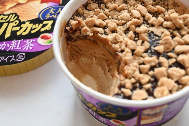 【明治 エッセル スーパーカップ 大人ラベル はなやか紅茶】下から「ミルクティー風アイス」「紅茶アイス」「紅茶ソース」「紅茶クッキー」