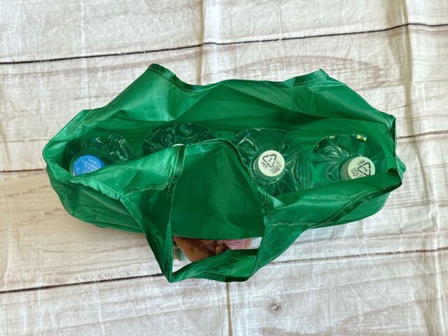 2Lのペットボトルが4本収納できるビッグサイズ