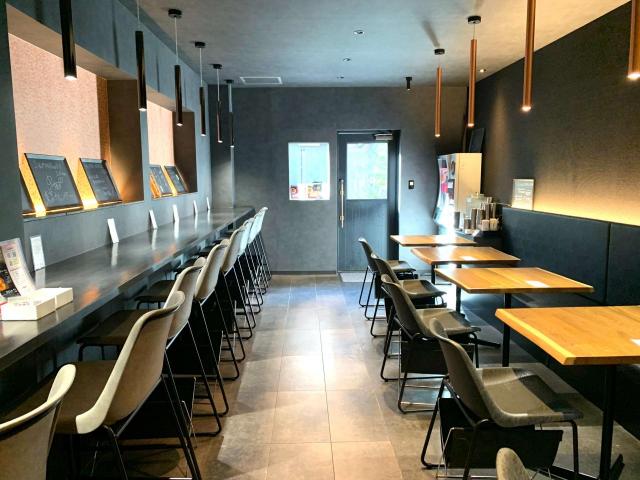 「サーモンnoodle3.0」の店内奥から