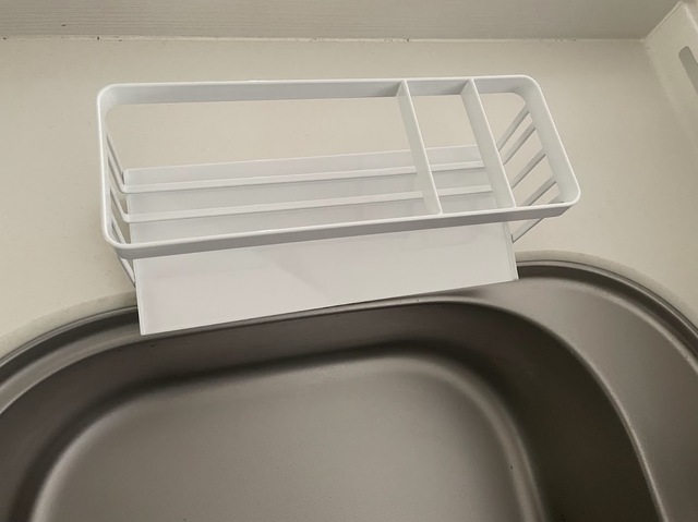 【tower 水が流れるスポンジ＆ボトルホルダー】水切りトレーから直接シンクに水が流れ落ちます。シンクのサイドに置いても良さそう