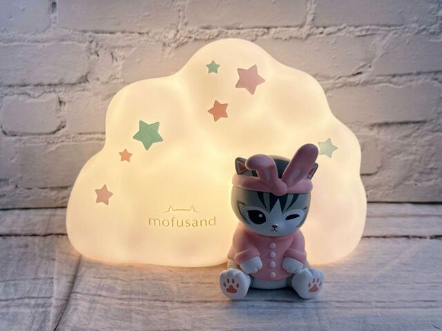 【⼀番くじ mofusand／A賞：にゃんこのおやすみルームライト】暗い部屋だとこんな感じに！癒し度バツグンです