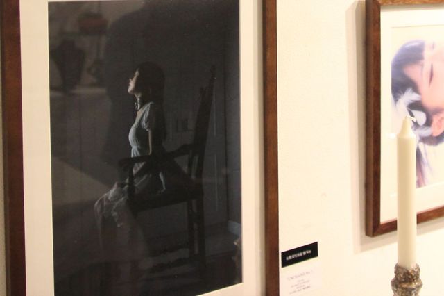 【お耽美写真家 憬-Kay-】お耽美写真家 憬-Kay-さんは写真作品を展示販売。憬さんが撮影した首輪女子たちは、何度見ても息を呑むような妖艶さを醸し出している。