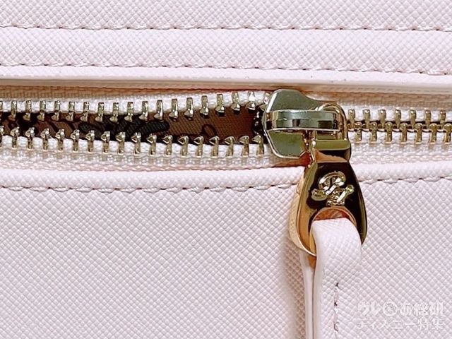 ファスナートップにロゴ入り