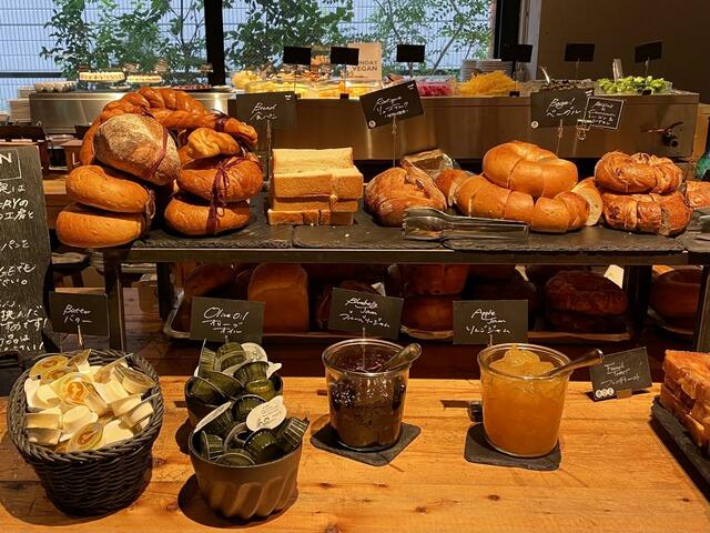 【モアザン タパス ラウンジ】パン好き垂涎のコーナー。あれもこれも食べたくてもビュッフェなのでご安心