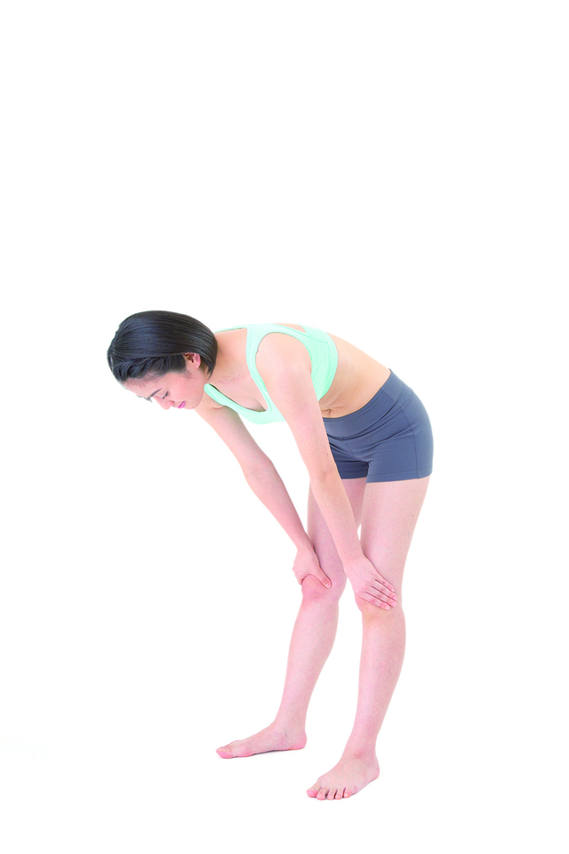 3. ツボ「天枢」にあてた手をひざまで押し流す