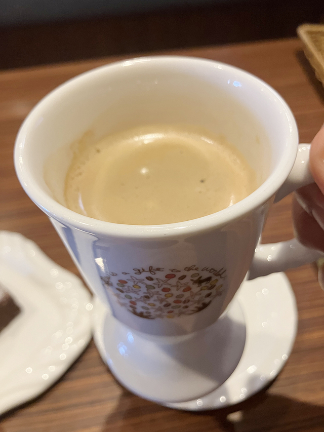 そしてこのケーキにコーヒーが異様に合う合う~!だからこんなにお得なコーヒーセットになってるのか。