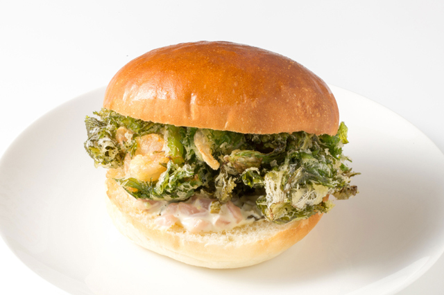 「マヨ1グランプリ」最終リングに上がる絶品料理たち／日野菜のサラダソースで食べる 愛彩菜のかき揚げバーガー（滋賀県）