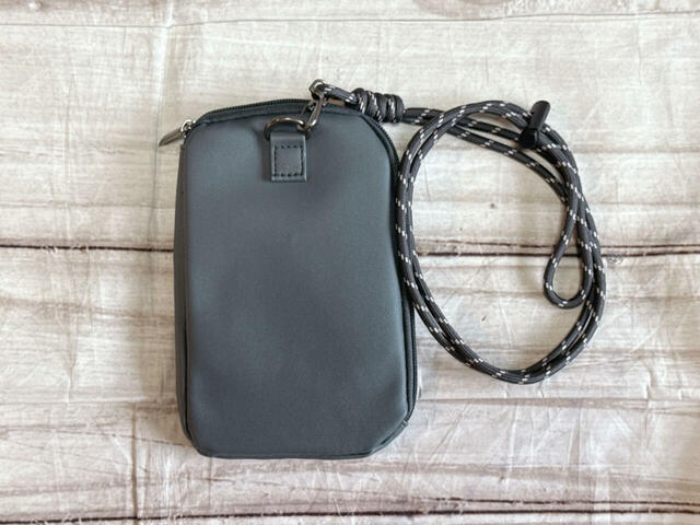 背面にストラップをつけるDカン付き。金具はすべてアンティークシルバーで統一されていておしゃれ!