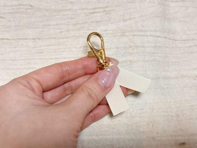 グログランリボンをキーリングに通します