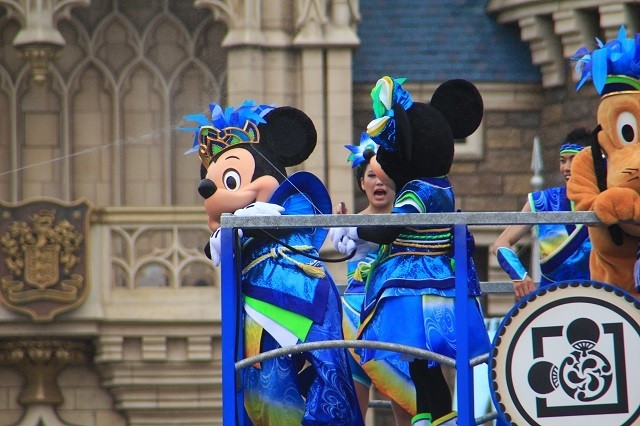 なぜか敵と味方に放水されるミッキー