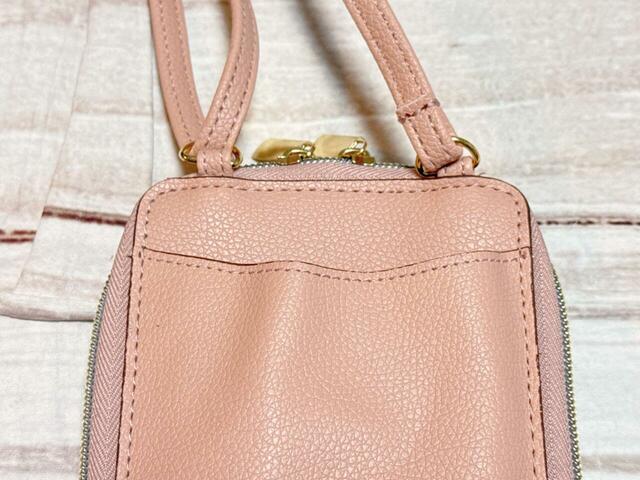 背面ポケットもマチありでスマホを収納可能