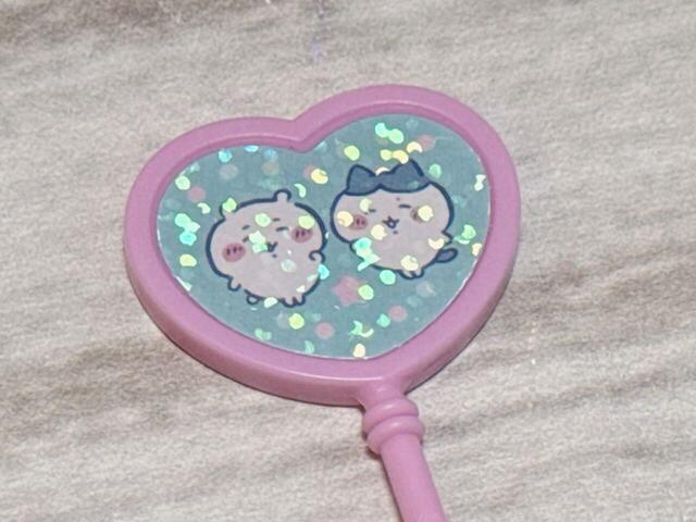 刻印がない面にシールを貼ります。ちいかわとハチワレが並んで笑っているだけでもう尊い！カギにぴったりなイラストです♪