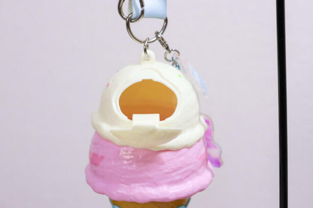 グミキャンディー、ミニスナックケース付き 1200円｜お菓子の取り出し口