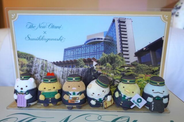【すみっコぐらしルーム in ホテルニューオータニ】アクリルスタンドにてのりぬいぐるみを並べることもできる ©San-X