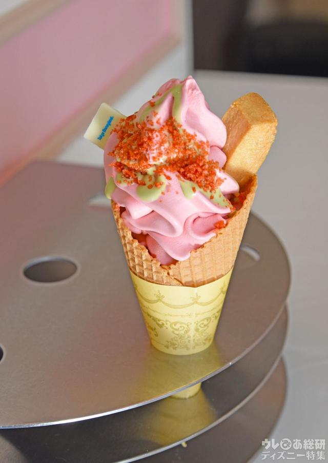 スペシャルソフトクリーム(ストロベリーホワイトチョコ＆ピスタチオソース)