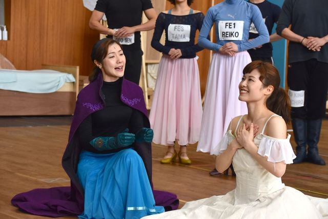 『アナと雪の女王』稽古場取材会より　エルサ役候補の岡本瑞恵（左）とアナ役候補の町島智子（右）