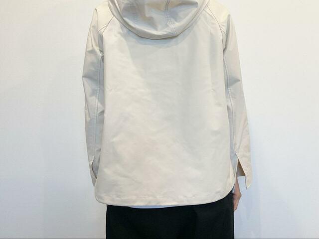 【GU マウンテンパーカ】シンプルなデザインなので、後ろ姿もスタイリッシュに決まります◎