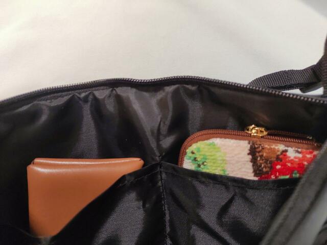 カードケース、名刺入れが入るくらいの大きさ