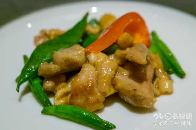 鶏肉と季節の野菜の炒め グリーンピースソース添え｜“ディズニー・イースター”ランチコース 4,200円｜東京ディズニーシー・ホテルミラコスタ「シルクロードガーデン」