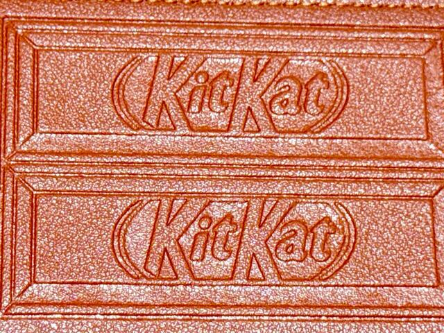 高級感のある合成皮革生地にKitKat®の型押しデザインがGood！