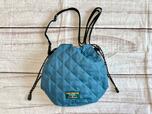 デニム調の生地で作られたキルティング巾着バッグ