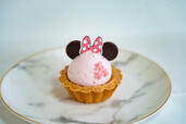 ミニーマウス：チョコガナッシュ入り苺ホイップクリームのタルト｜銀座コージーコーナー＜ミッキー＆フレンズ＞お花見パーティー（8個入）3,132円