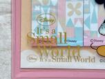 「It's a Small World」のゴールドカラーのロゴがうれしい！