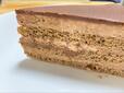 【シャトレーゼ 糖質78％カットの濃厚チョコショートケーキ】しっとりとしたスポンジに、濃厚なチョコレートクリーム、表面はパリッとしたチョコでコーティング
