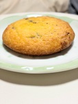 【セブン-イレブン　お店で焼いたメロンパンみたいなチョコクッキー 】横から見てもしっかりとした厚みがあり、食べ応えのある商品です