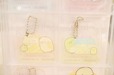 【すみっコぐらしあそびスタジオ「オリジナルアクリルキーホルダー」】ねこ、ぺんぎんがデザインされたキーホルダー