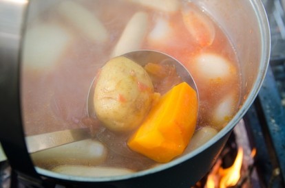 焚き火台 炊飯もダッチオーブンもお任せ アウトドア必須の神アイテム活用法７ 4 5 ハピママ