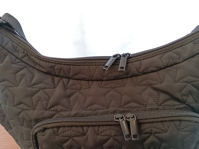 メイン収納とフロントポケットはダブルジップで開きやすい