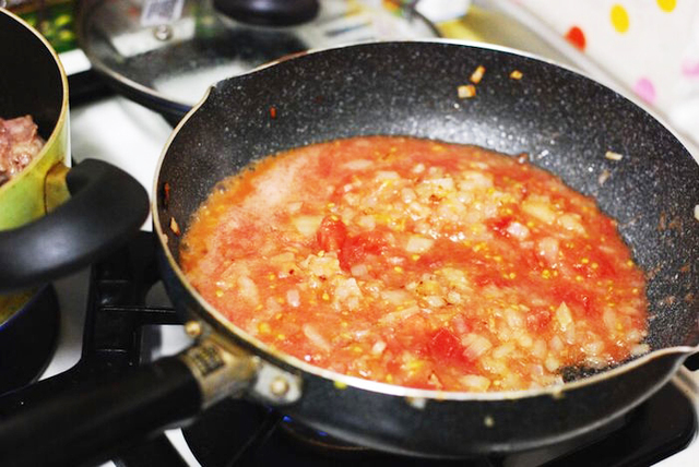 ソースを煮詰めます