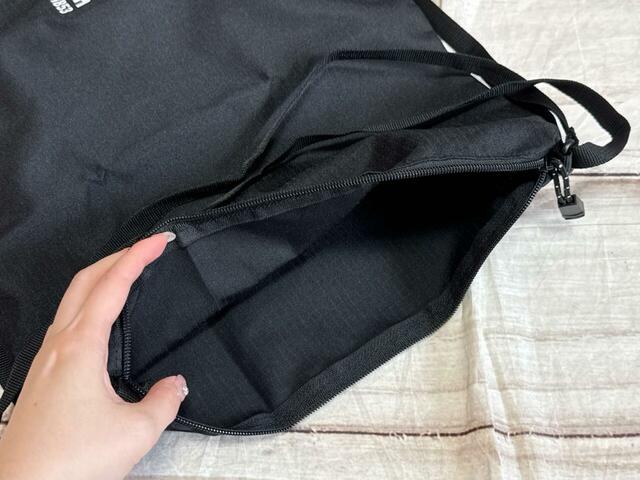 内側はポケットなどはないシンプルな作り