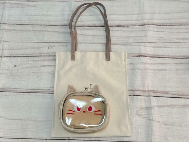 A4サイズが入るトートバッグの上に置いてみました