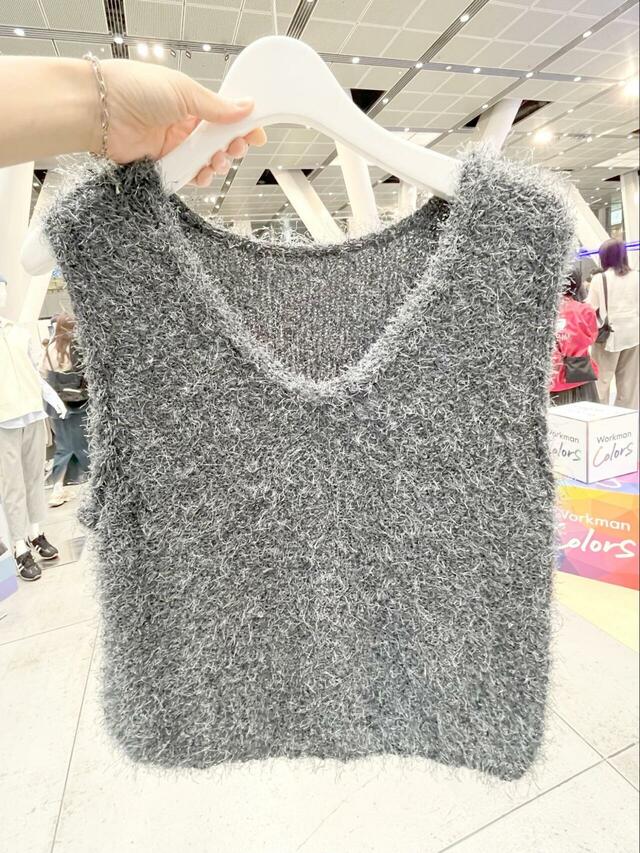 【ワークマン ラメシャギーニットベスト】カラーはライトグレーとチャコールグレーを確認。丈感は短めです