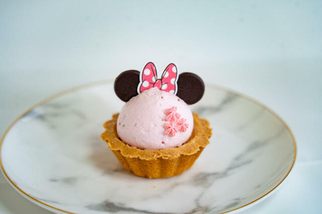 ミニーマウス：チョコガナッシュ入り苺ホイップクリームのタルト｜銀座コージーコーナー＜ミッキー＆フレンズ＞お花見パーティー（8個入）3,132円