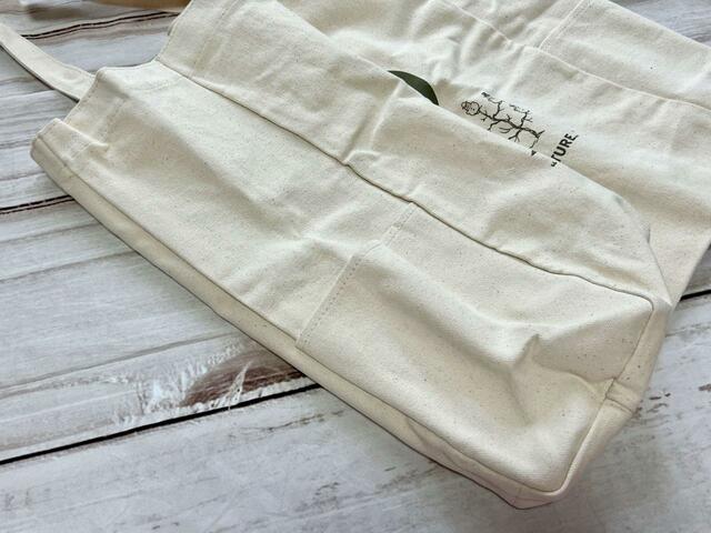 両サイドにポケット付き!500mlのペットボトルも入りました【SNOOPY HOBBY TOTE BAG BOOK:スヌーピーの大容量ボックストート】